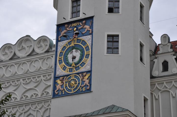 Die berühmte Uhr im Schloss-Innenhof
